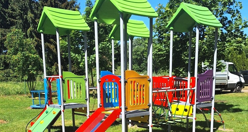 Kolorowe place zabaw czekają na najmłodszych